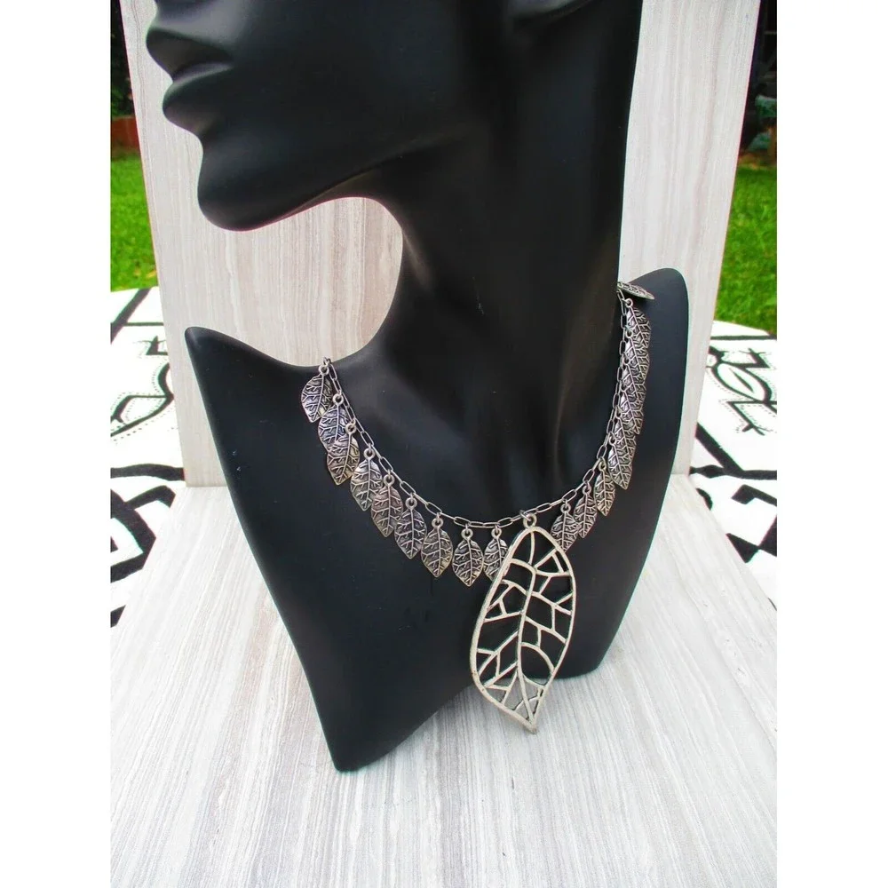 Jessica Simpson Matte Silver-Tone Leaf Necklace 16" - Picture 6 of 10
